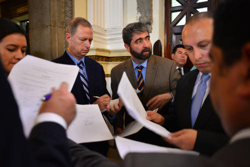 Asociaciones Civiles y empresariales firman el memorial que fue entregado a la Junta Directiva del Congreso (Foto: Jesús Alfonso/Soy502)