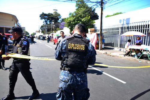 Un equipo de investigadores del MP y la PNC realizan las pesquisas para dar con los responsables del ataque. (Foto: Jesús Alfonso/Soy502) 