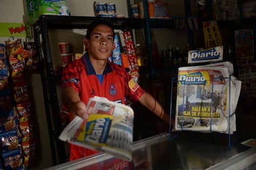 Jhon Méndez vendía periódicos en la aldea Agua Caliente, en el Progreso. (Foto: Diego Galiano/especial para Nuestro Diario)