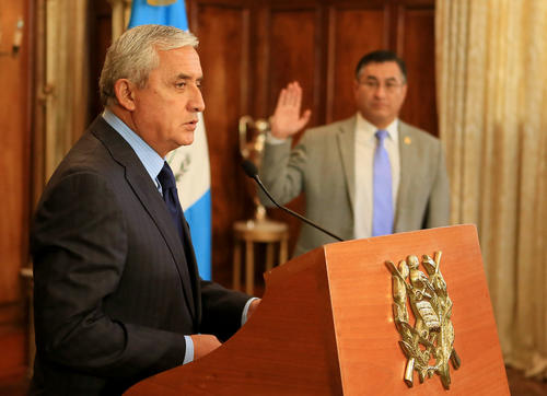 El nuevo Secretario de Coordinación Ejecutiva de la Presidencia, Jorge Mario Hurtarte, al momento de ser juramentado. (Foto: AGN)