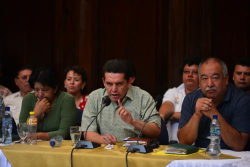 Joviel Acevedo, dirigente magisterial, amenazó a los diputados de que si no aprueban los bonos, la próxima semana habrán manifestaciones (Foto: Wilder López/Soy502)