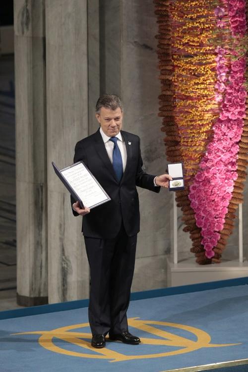 Juan Manuel Santos, presidente de Colombia, recibió este sábado el premio Nobel de la Paz por sus esfuerzos para poner el punto final a una guerra que duró más de 50 años en su país. (Foto: AFP)