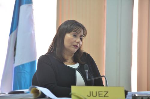 La jueza Silvia Violeta de León, escucha en uno de los casos a los sindicados. (Foto: Wilder López/Soy502)
