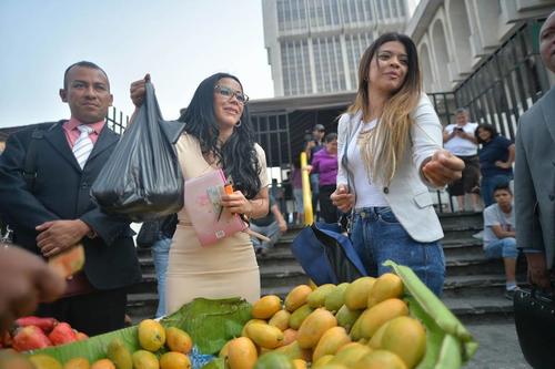 La exdiputada compró un ciento de mangos que ella misma escogió. (Foto: Wilder López/Soy502) 