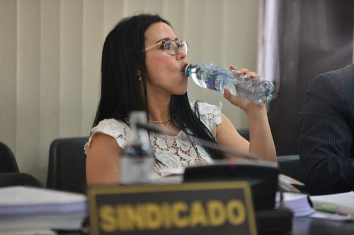 La exfuncionaria escucha a un testigo que la fiscalía llevó para esta audiencia. (Foto: Wilder López/Soy502) 