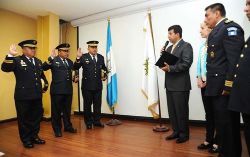 Pedro López (I), en el momento de ser juramentado como subdirector de Operaciones. (Foto: PNC)