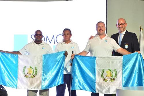 Isaac Leiva, atleta paralímpico, porta la bandera, junto al tirador Enrique Brol, quien participó en los Juegos Panamericanos de Toronto.