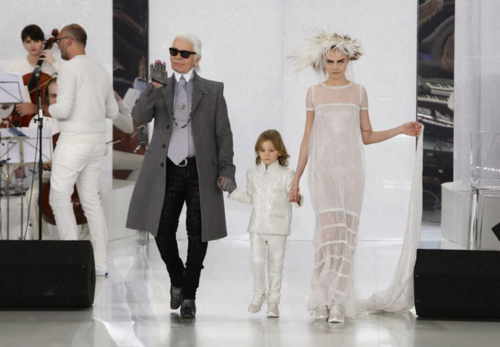 Karl Lagerfeld posa orgulloso para las cámaras luego de presentar su dinámica colección. (Foto: Now Fashion)