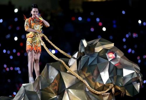 Katy Perry ingresó imponente a escena sobre un tigre dorado. (Foto: AFP) 