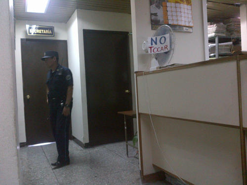 La audiencia se llevó a cabo a puerta cerrada y un guardia del Organismo Judicial fue instruido para no dejar pasar a ningún periodista. (Foto: Soy502) 