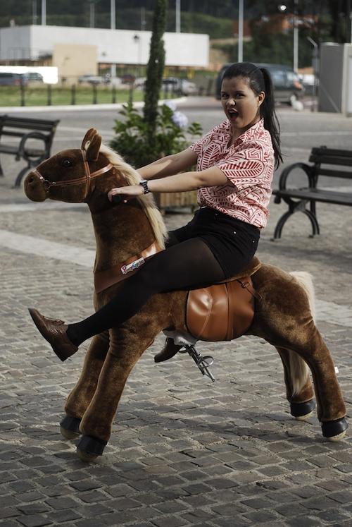 La diseñadora guatemalteca Kris Tate disfrutó un día de sol otorgando una entrevista a Soy 502 y montando un caballito en el pequeño parque de diversiones Carrousel, ubicado en el centro comercial Paseo Cayalá. 