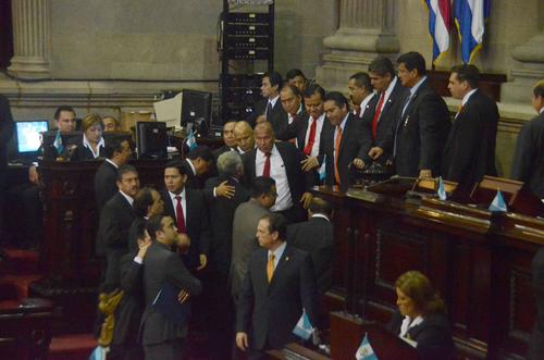 Diputados detienen a Luis Chávez, de la bancada Lider, que se enfrentó con miembros de la Directiva del Congreso. (Foto: Cortesía José Castro/Congreso)