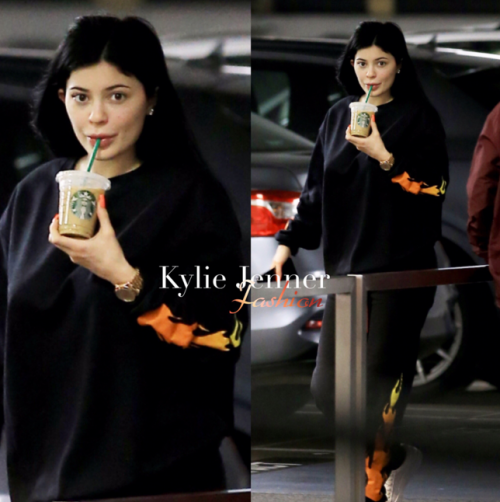 Kylie siempre sale con maquillaje pero esta vez lo dejó en casa. (Foto: lemonadexfashion)