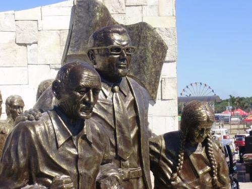 El monumento de Flores, Petén, donde Manuel Baldizón aparece abrazando a dos abuelitos. (Foto: Skyscrapercity.com).