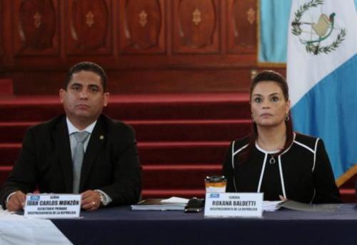 Roxana Baldetti tuvo que renunciar ante las presiones después de salir a luz el caso La Línea; su ex secretario privado Juan Carlos Monzón se encuentra prófugo. 