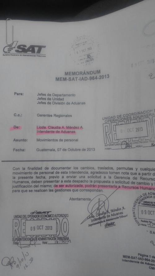 En esta nota interna, la Intendente de Aduanas, Claudia Méndez, establece que debe ser ella quien autorice cualquier movimiento de personal. (Foto: Soy502).