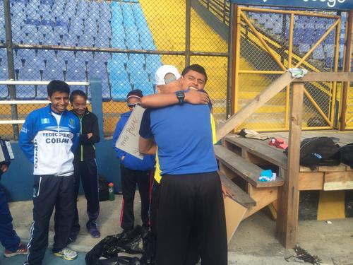 Barrondo recibe el abrazo de su entrenador. (Foto: Luis Barrios/Soy502)