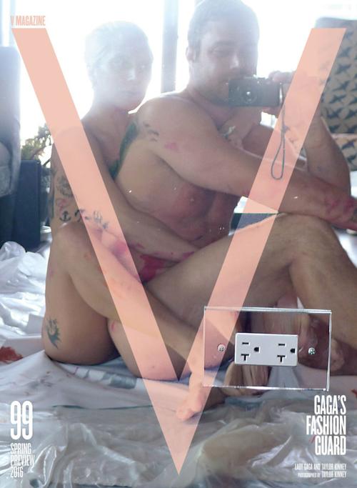 Lady Gaga y Tayloy Kinney se hacen una "selfie" desnudos para la edición 99 de V Magazine. (Foto: V Magazine) 