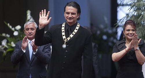 Sin embargo, muchas personas lo criticaron porque él recibió la Orden del Quetzal por parte de los mandatarios cuestionados. (Foto: AFP)