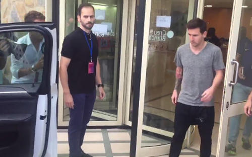 Así salió Messi de la clínica tras hacerle los exámenes preliminares. (Imagen Twitter)