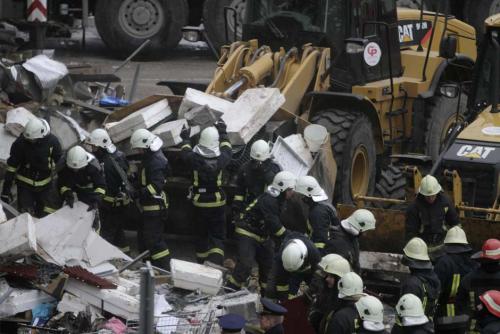 Cientos de voluntarios trabajan cuidadosamente para encontrar más personas bajo los escombros