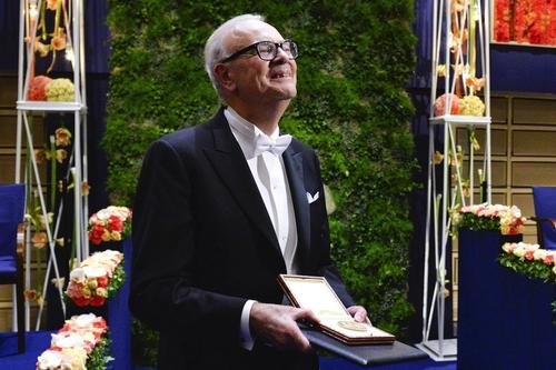 Patrick MOdiano recibiendo el Premio Nobel de Literatura 2014. (Foto: AFP) 