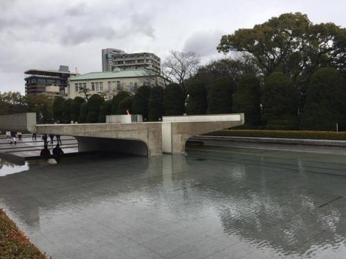 La llama de la paz en Hiroshima, arde entre dos planchas de cemento que simbolizan manos en oración. (Foto: Dina Fernández)