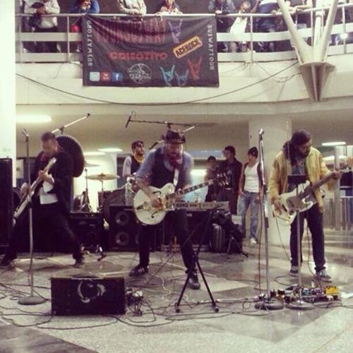 Los Tiros realizaron un espontáneo concierto en una estación del metro en la ciudad de México. (Foto: facebook/Los Tiros) 