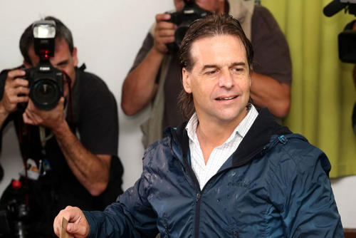 Luis Lacalle, del partido centro derecha, reconoció su derrota y felicitó a Vásquez deseándole suerte durante su gobierno. (Foto: AFP)