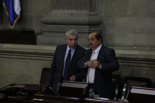 Luis Rabbé y su hermano Alfredo Rabbé durante una sesión plenaria en el Congreso. (Foto: Archivo/Soy502) 
