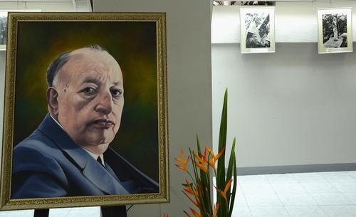 El artista guatemalteco Maugdo Vásquez, realizó un retrato del Premio Nobel de Literatura, Miguel Ángel Asturias. (Foto: Selene Mejía/Soy502) 