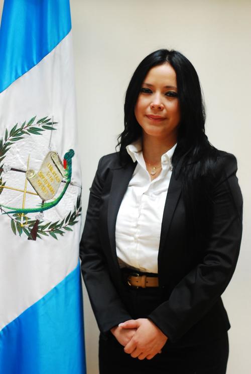 Diputada Julia Maldonado, al natural, frente a la bandera