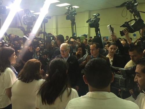 El Presidente Alejandro Maldonado acudió a votar rodeado de cámaras y medios nacionales e internacionales. (Foto: Marcela Fernández/ Soy502)