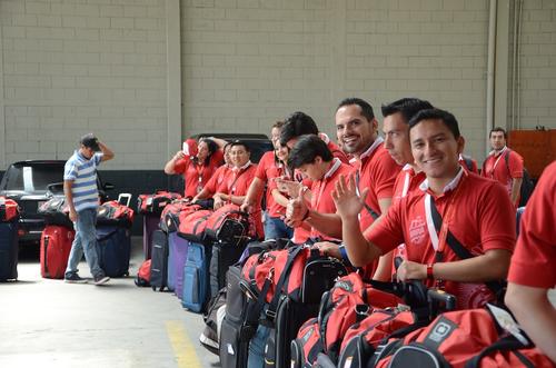 Los ganadores también recibieron un maletín Brahva con básicos para su viaje. (Foto: Selene Mejía/Soy502) 