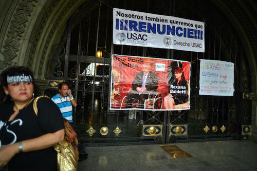 Durante las manifestaciones anteriores, se han colocado mantas en el Palacio Nacional de la Cultura. (Foto Archivo/Soy502)