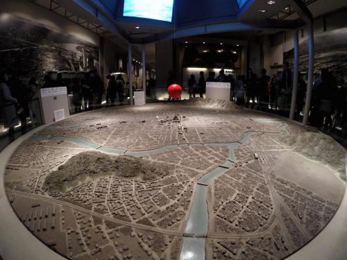 Maqueta que muestra la superficie de Hiroshima que fue devastada por la bomba atómica, en el Museo de esa ciudad. (Foto: Cortesía Juan Carlos Sandoval)