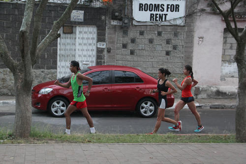 Los marchistas entrenan en la avenida Simeón Cañas en la zona 2 capitalina pero deben enfrentarse a muchos inconvenientes de seguridad. (Foto: Luis Barrios/Soy502)