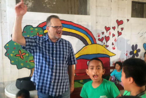 El interprete de música cristiana Marcos Witt junto a los Niños del Proyecto Pan de Vida en los alrededores del basurero de la zona 3. (Foto: Luis Barrios/Soy502)