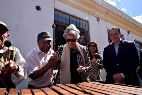 La Directora General de la UNESCO, Irina Bokova, toca la marimba en un momento del recorrido por las calles de Antigua Guatemala. (Foto: UNESCO)