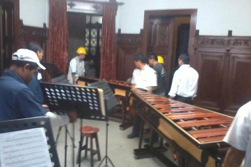 La marimba es retirada del salón en el que se encontraba dentro del Palacio Nacional de la Cultura. (Foto: Marimba de Conciertos del Palacio Nacional de la Cultura) 