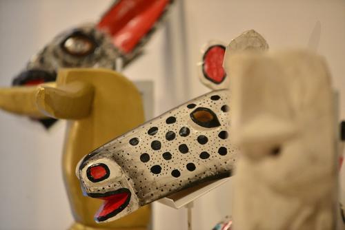 Las tradicionales máscaras hechas en madera también son parte de esta selección. (Foto: Wilder López/Soy502) 