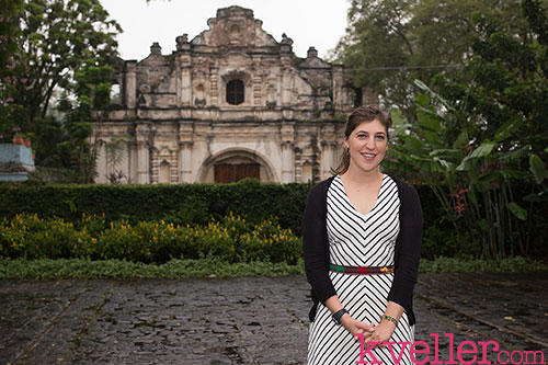 Bialik frente a la iglesia de San José el Viejo, en Antigua Guatemala.  (Foto: kveller.com)