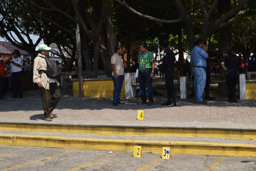 El Ministerio Público recogió la evidencia que quedó en las gradas del Parque Central de Mazatenango. (Foto: Julio Rodas/Nuestro Diario) 