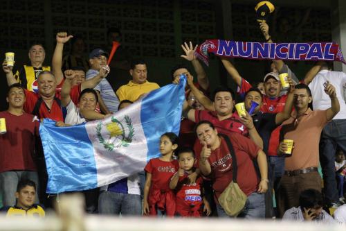 Los aficoandos guatemaltecos apoyaron a Municipal en el estadio Morazán, de San Pedro Sula, Honduras. (Foto: Rojo.com)