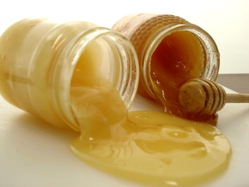 La cristalización de la miel es un proceso natural de este alimento ya que, al tratarse de una solución sobresaturada de azúcares, tiende a solidificarse a temperaturas inferiores a los 25ºC.