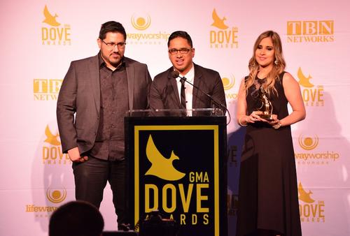 El guitarrista y productor Chris Rocha, el líder de la banda Josué Morales y Sayra Morales, vocalista de Miel San Marcos, exhiben la estatuilla otorgada por los Dove Awards. (Foto: Miel San Marcos).   