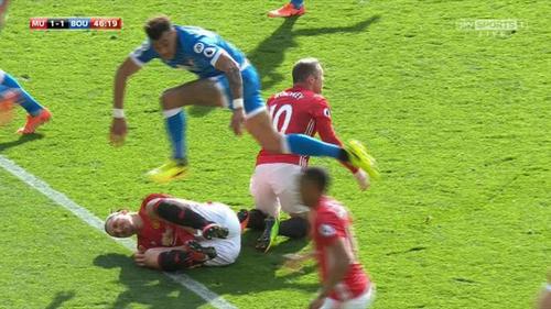 Tyrone Mings le pisó la cabeza a Ibrahimovic y éste reaccionó en la siguiente jugada. (Foto: Sky Sports)