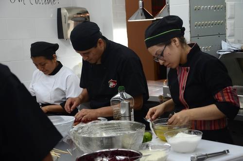 La cocina del lugar está integrada por expertos, que agregan amor a cada plato. (Foto: Selene Mejía/Soy502) 