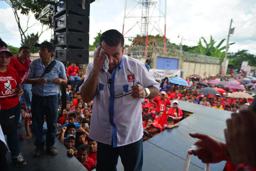 Baldizón se seca el sudor después de terminar de dar su discurso en Malacatán. (Foto: Wilder López/Soy502)