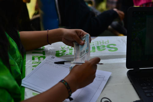 Durante el mitin de UNE, las mujeres son “carnetizadas“ para que, según explican, la entrega de los programas sociales sea más fácil. (Foto: Wilder López/Soy502)